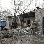 　６日、ウクライナ南部ザポリージャで、ロシア軍の攻撃後のがれきを片付けるボランティアら（ロイター＝共同）