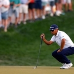 　ラインを読む久常涼＝６日、米アリゾナ州スコッツデール（ゲッティ＝共同）