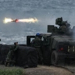 　米国製ミサイルを発射する台湾軍＝２０２４年８月、屏東県（ロイター＝共同）