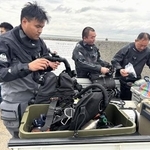 　「長生炭鉱」の潜水調査の準備をするダイバー＝７日午前、山口県宇部市