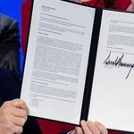 　スイス東部ダボスで「平和評議会」設立の署名をしたトランプ米大統領＝１月２２日（ロイター＝共同）