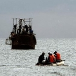 　「長生炭鉱」の潜水調査中に体調不良となったダイバーの救出に向かう消防隊員ら＝７日午後０時２８分、山口県宇部市