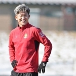 Ｊ３福島の練習に初参加し、笑顔を見せる三浦知良＝１月１０日、福島市内