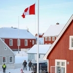 　領事館開設で掲げられたカナダ国旗＝６日、グリーンランド・ヌーク（ロイター＝共同）