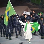 　モンクレールの衣装を着用して入場行進するブラジル代表団＝６日、イタリア・コルティナダンペッツォ（ゲッティ＝共同）