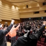 　北方領土問題の解決を求める住民大会で気勢を上げる参加者＝７日午後、北海道根室市