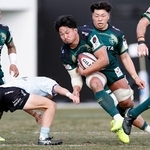 　トヨタ-横浜　前半、突進するトヨタ・姫野＝パロマ瑞穂ラグビー場