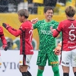 　千葉に勝利し、タッチを交わすＧＫ西川（右から２人目）ら浦和イレブン＝フクアリ