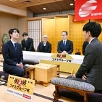 　将棋の第５１期棋王戦コナミグループ杯５番勝負第１局を前に、検分する藤井聡太棋王（左）と増田康宏八段＝７日午後、松山市