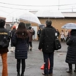 　雪が降る中、候補者の街頭演説に耳を傾ける人たち＝７日午後、茨城県行方市