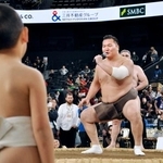 　子どもたちに相撲の基本動作を教える白鵬翔さん＝トヨタアリーナ東京