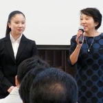 　フィギュアスケート・アイスダンスの吉田唄菜（左）とフジワラテクノアートの藤原恵子社長＝２０１９年１１月、岡山市