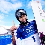 　練習後、撮影に応じる三木つばき＝リビーニョ（共同）