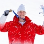 　男子滑降で今大会の金メダル第１号となり、笑顔を見せるスイスのフラニョ・フォンアルメン＝ボルミオ（共同）