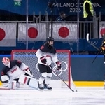 　日本-ドイツ　第１ピリオド、先制ゴールを許し肩を落とすＧＫ増原ら＝ミラノ（共同）