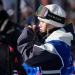 　女子スロープスタイル予選を棄権し、引き揚げる近藤心音＝リビーニョ（共同）