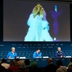 　マライア・キャリーさんが出演した五輪開会式の歌の演出について記者の質問に答える大会組織委の担当者（右端）＝７日、イタリア・ミラノ（共同）