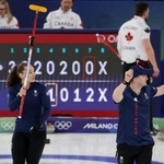 　混合ダブルス１次リーグ、カナダ戦に勝利し、ガッツポーズする英国ペア＝７日、コルティナダンペッツォ（ロイター＝共同）