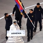 　６日の開会式でアルメニアの旗手を務めるカリナ・アコポワとニキータ・ラフマニン＝ミラノ（ゲッティ＝共同）