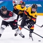 　日本-ドイツ　第２ピリオド、競り合う小山（左）＝ミラノ（共同）