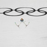 　女子個人ノーマルヒルで銅メダルを獲得した丸山希の１回目の飛躍＝プレダッツォ（共同）