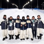 　本番会場のテスト滑走に参加した平野歩夢（中央）とチームスタッフ＝リビーニョ（共同）