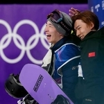 　男子ビッグエアで金メダルを獲得し、中国の蘇翊鳴（右）から祝福を受ける木村葵来＝リビーニョ（共同）