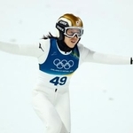 　女子個人ノーマルヒル　２回目の飛躍で着地を決めた丸山希。銅メダルを獲得した＝プレダッツォ（共同）