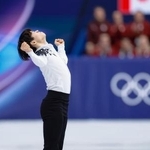 　団体男子ＳＰの演技を終え、ガッツポーズする鍵山優真＝ミラノ（共同）