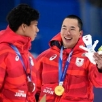 　男子ビッグエアで金メダルを獲得し笑顔の木村葵来。左は銀メダルの木俣椋真＝リビーニョ（共同）