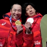 　男子ビッグエアで金メダルを獲得した木村葵来（左）と銀メダルの木俣椋真＝リビーニョ（共同）