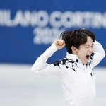 　団体男子ＳＰの演技を終え、喜ぶ鍵山優真＝ミラノ（共同）