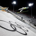 　女子個人ノーマルヒルで銅メダルを獲得した丸山希の１回目の飛躍＝プレダッツォ（共同）