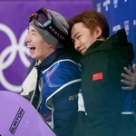 　男子ビッグエアで金メダルを獲得し、中国の蘇翊鳴（右）から祝福を受ける木村葵来＝リビーニョ（共同）