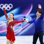 　団体アイスダンス・フリーの演技を終え、あいさつする吉田唄菜（左）、森田真沙也組＝ミラノ（共同）