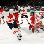 　アイスホッケー女子１次リーグのスイス戦でゴールを喜ぶカナダの選手たち＝７日、ミラノ（ロイター＝共同）