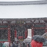 　雪が降り続く東京・浅草寺の雷門前＝８日午前