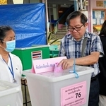 　バンコクで投票する有権者＝８日（共同）