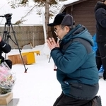 　豊浜トンネル崩落事故の合同慰霊式で手を合わせる本間鉄男さん＝８日午前、北海道古平町