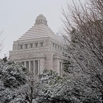 　うっすらと雪が積もった国会議事堂前＝８日午前