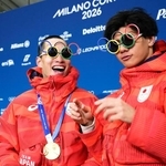 　男子ビッグエアで金メダルを獲得し、おどける木村葵来（左）と銀メダルの木俣椋真＝リビーニョ（共同）