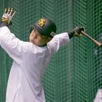 　打撃練習するソフトバンク・近藤＝宮崎