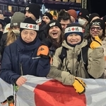 　「必勝」はちまきを巻いて会場で応援する木俣椋真の父慎也さん（左）＝７日、リビーニョ（共同）