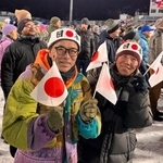 　ノルディックスキー・ジャンプ女子ノーマルヒルの観戦に訪れた井出隆さん（左）＝７日、プレダッツォ（共同）