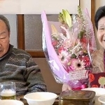 　誕生日を迎え、袴田巌さん（左）の言葉に笑顔を見せる姉ひで子さん＝８日、浜松市（袴田さん支援クラブ提供）