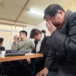 　台湾人男性ダイバーの死亡事故を受け、記者会見で涙を流す「長生炭鉱の水非常を歴史に刻む会」の関係者＝８日午前、山口県宇部市