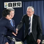 　自民党の開票センターで笑顔の古屋選対委員長（右）＝８日午後８時２２分、東京・永田町の党本部