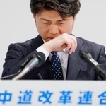 　険しい表情でメディアのインタビューに答える中道改革連合の中野共同幹事長＝８日午後８時２３分、東京都内のホテル