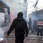 　７日、イタリア・ミラノで、五輪開催に抗議するデモに参加する人たち（ゲッティ＝共同）