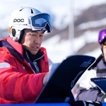 　男子パラレル大回転予選の１回目で失格となり、ボードを確認する斯波正樹＝リビーニョ（共同）